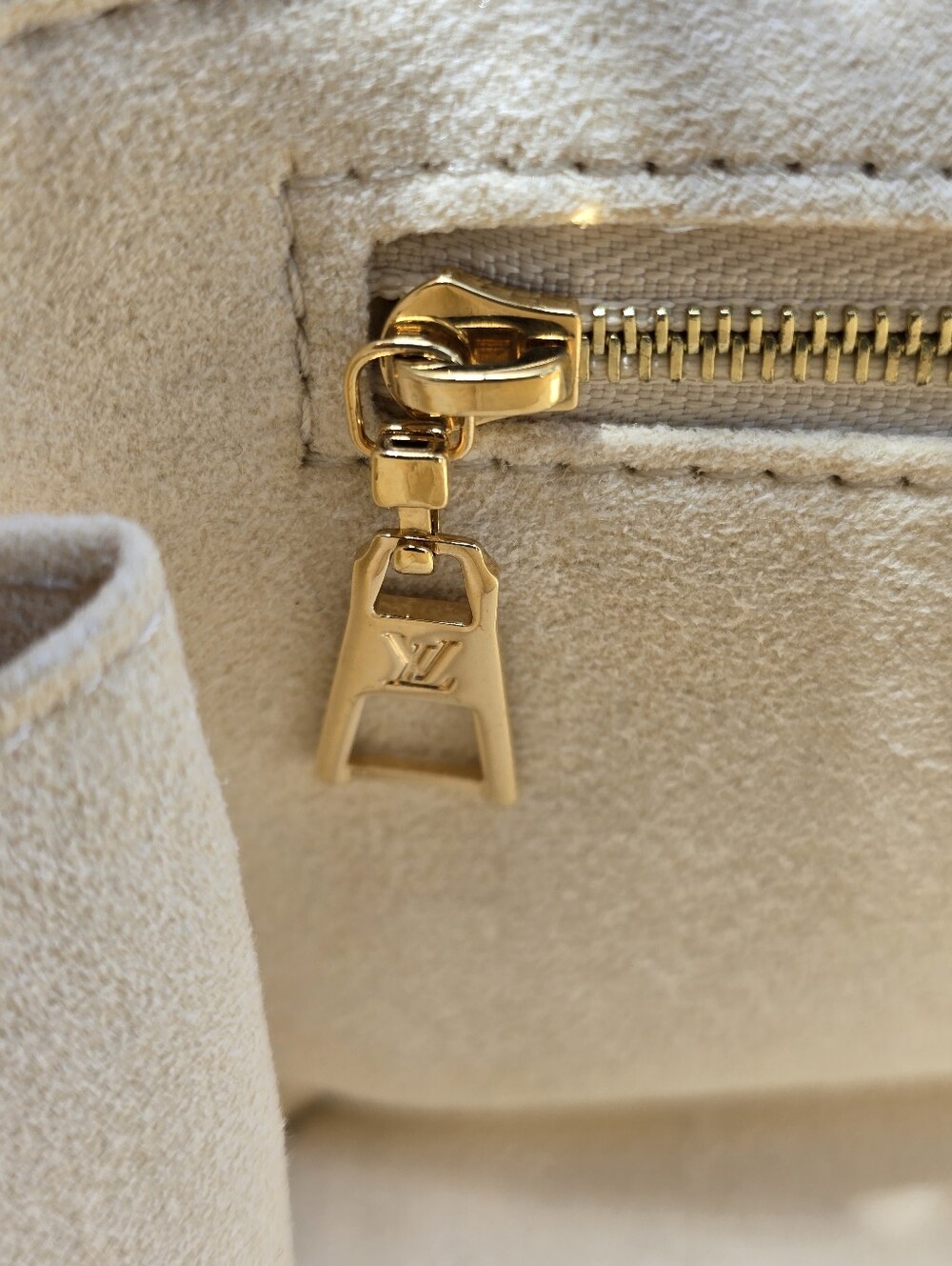 Louis Vuitton Vanity PM in Creme and Bois de Rose Bicolor Monogram Empreinte - Picture 12 of 16